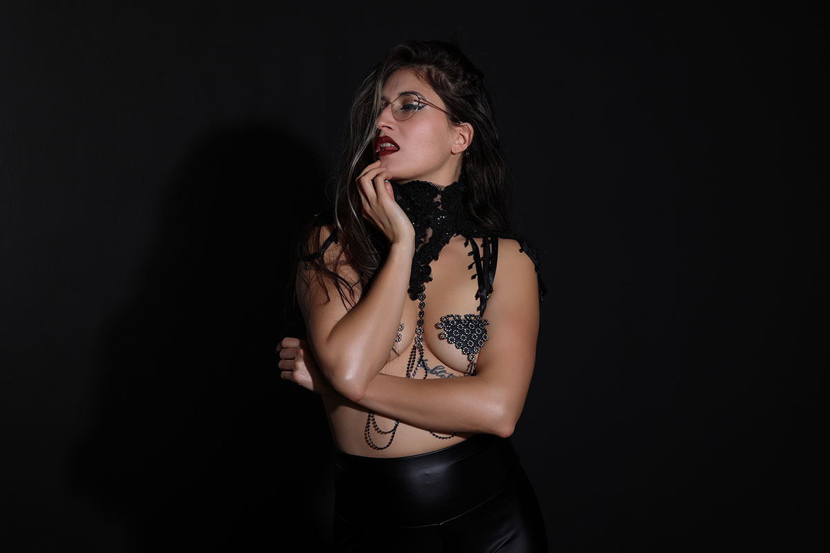 Sensual Boudoir- oder Erotikfotoshooting, künstlerisch, sinnliche und ästhetischen und leidenschaftlichen, erotischen und intimen Posen. Zeige Deine natürliche Schönheit und Individualität im Studio oder in einem privaten oder eleganten Ambiente.