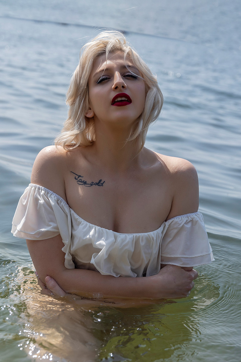 Junge Frau im Wasser