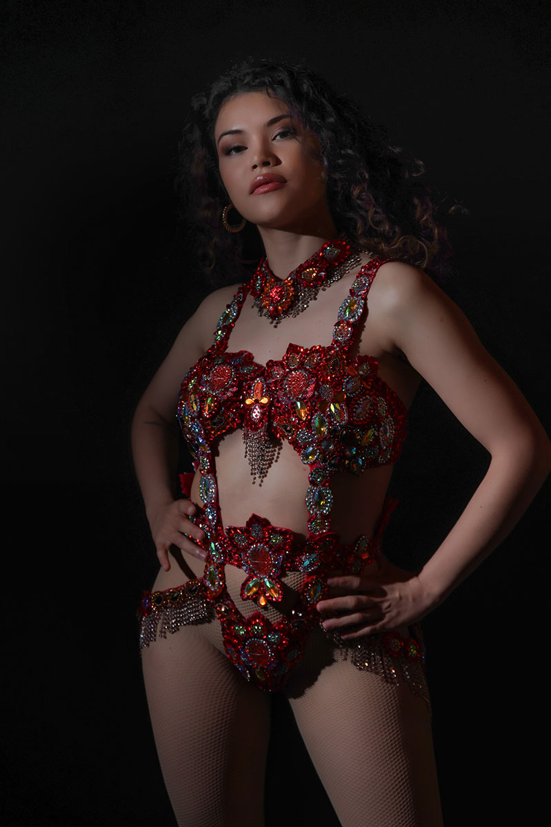 Ein aufregendes Fotoshooting, das durch einen knalligen Bodysuit hervorsticht.