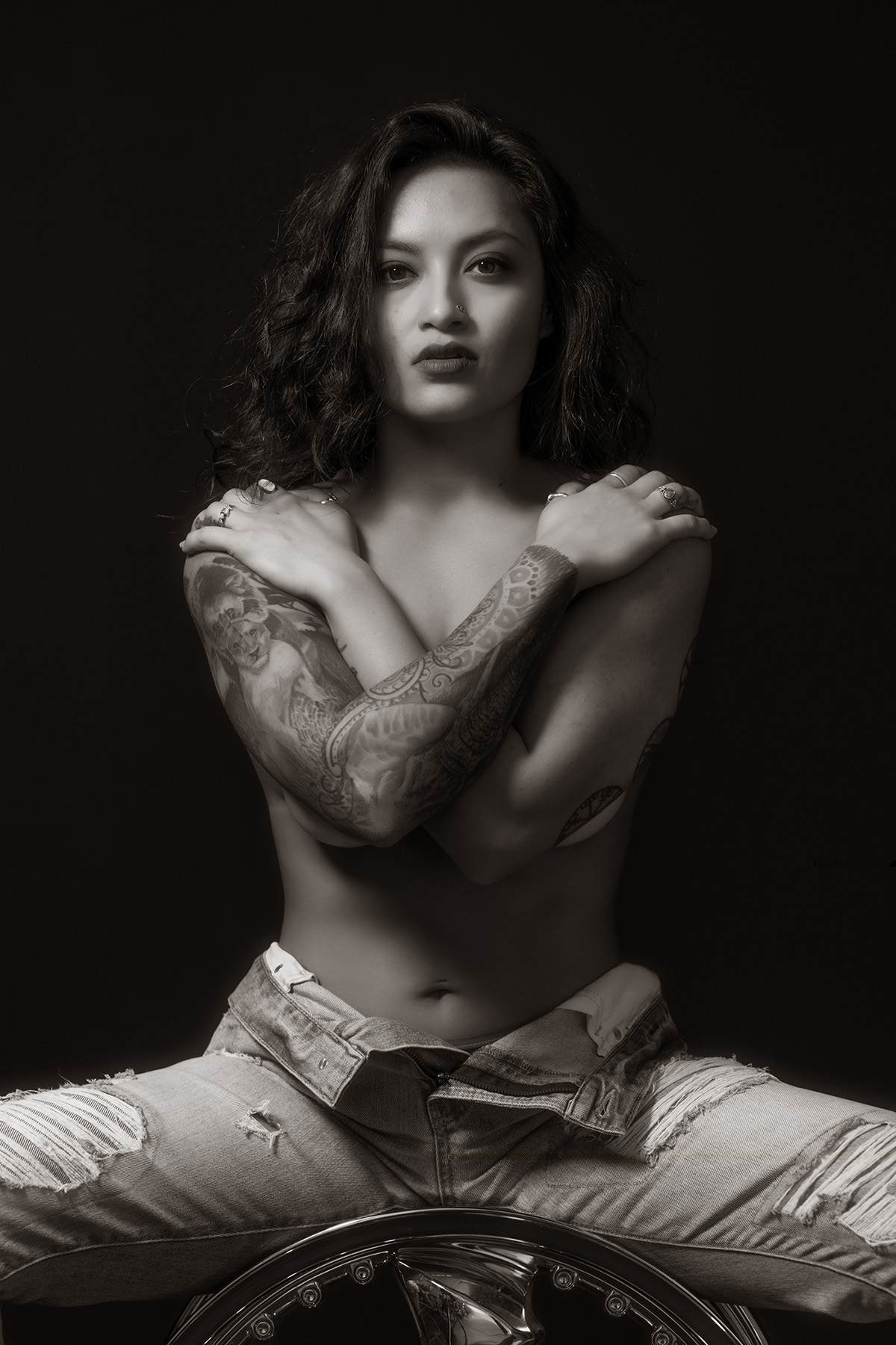 Ein aufregendes Fotoshooting, das durch einen knalligen Bodysuit hervorsticht.